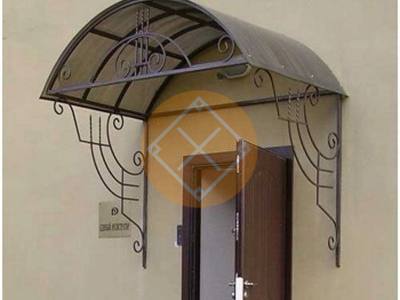 Козырек с сотовым поликарбонатом и арочной крышей