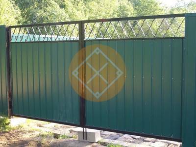 Распашные ворота из профнастила с ковкой